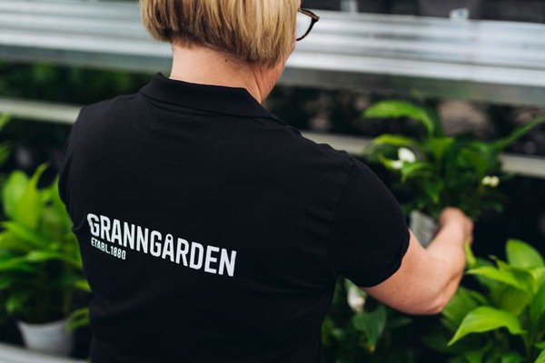 en person sedd bakifrån med texten Granngården på tröjan