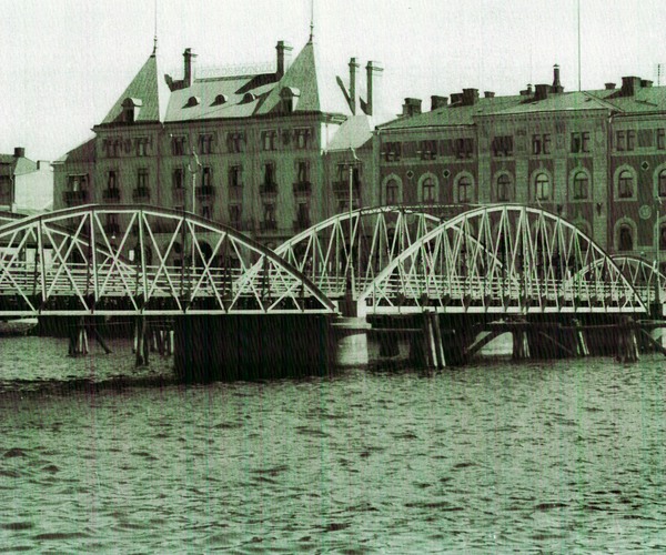 gammal bild av en bågbro i en stad