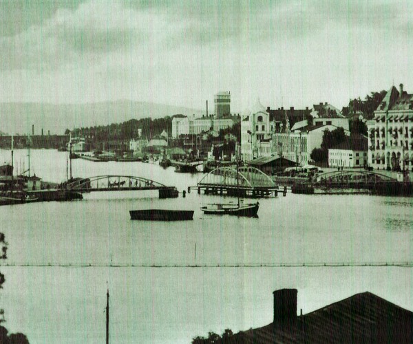 gammal bild av en öppnad bågbro i en stad