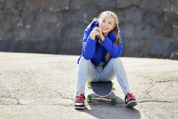 En flicka på en skateboard.