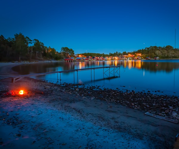 Prästhushamn från distans.