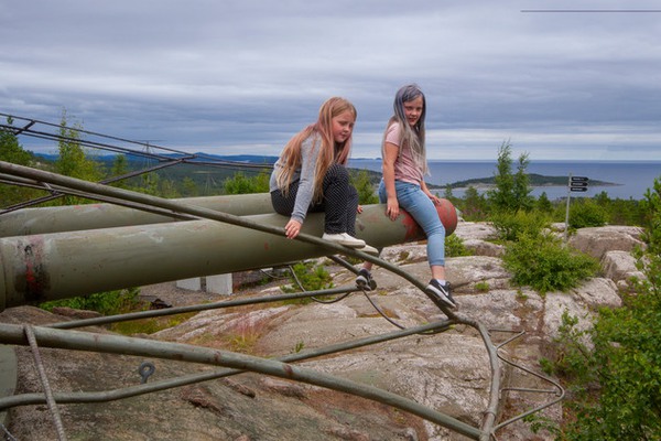 Barn som besöker Hemsö fästning. 