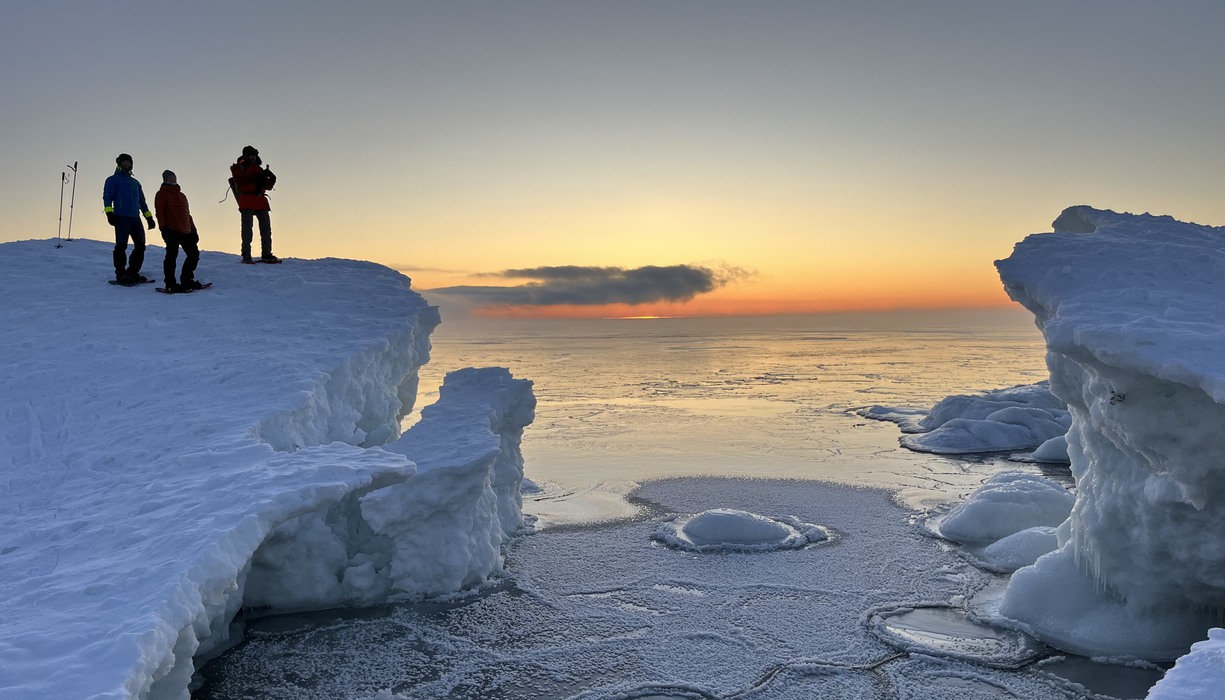 Snöskovandring i Sjöviken med vacker utsikt över det frusna havet.