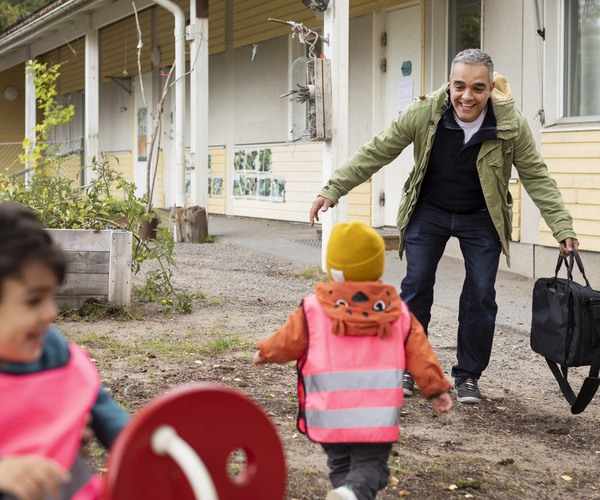 Pappa hämtar barn på förskolan