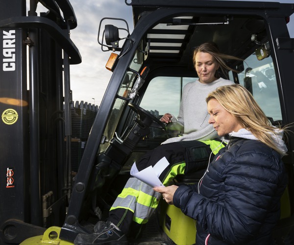 Två personer vid en truck