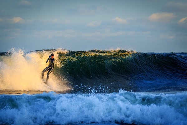 en person surfar på en stor våg