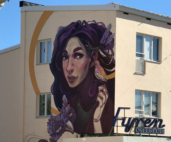 En muralmålning föreställande en kvinna.