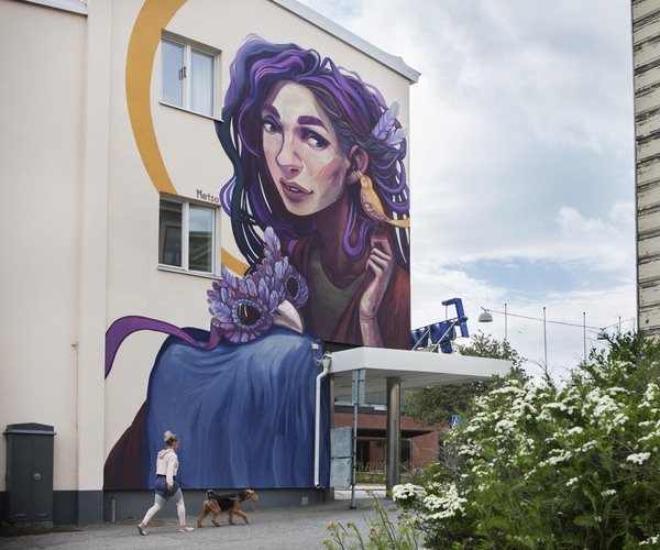 En muralmålning föreställande en kvinna.