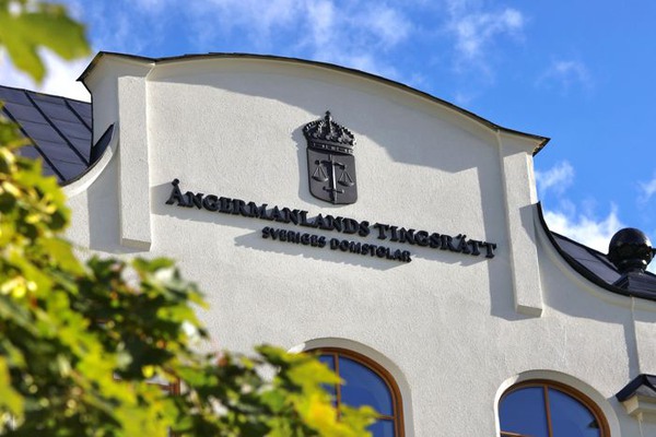 toppen på en vit byggnad med texten Ångermanlands tingsrätt