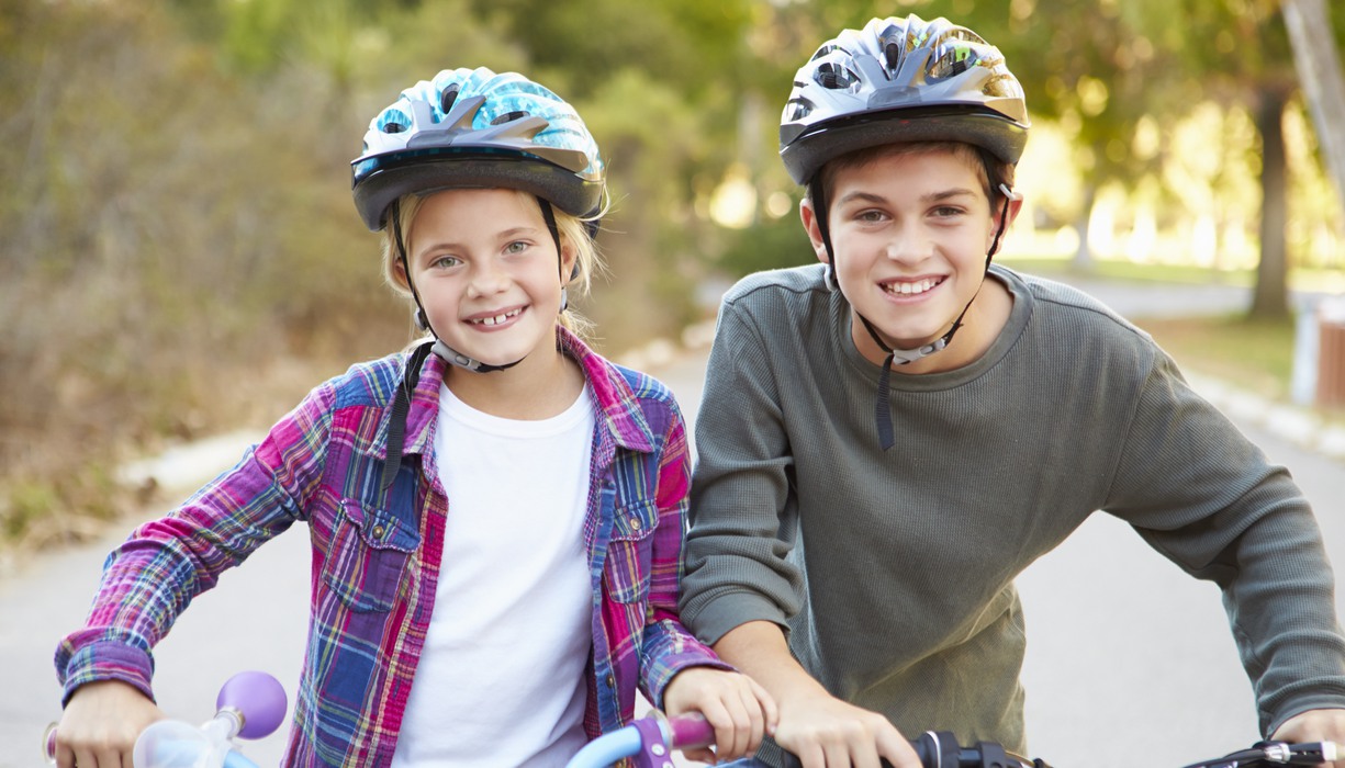 Två cyklande barn.