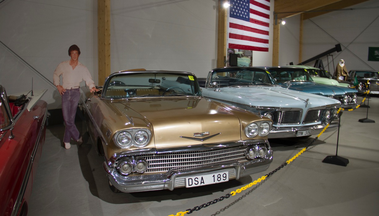 gamla amerikanska bilar i en stor utställningshall