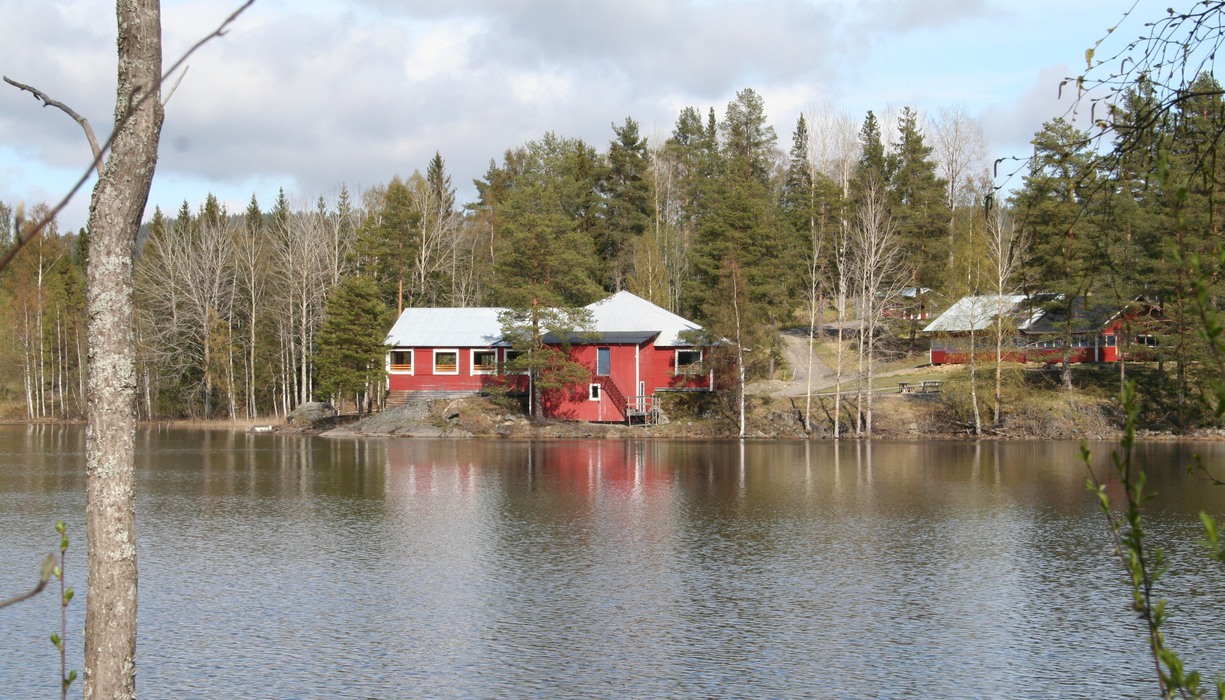 stor röd byggnad vid en sjö