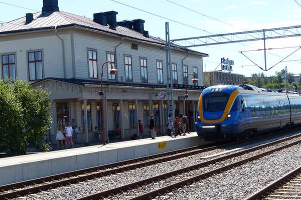 ett tåg står vid en station
