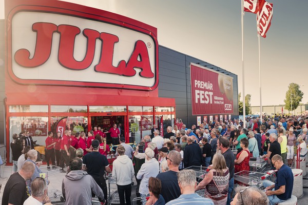 Många människor utanför en Jula-butik