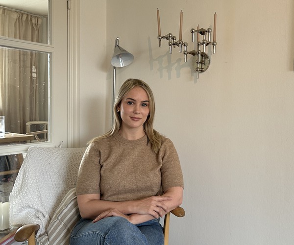en ung kvinna sitter i en fåtölj