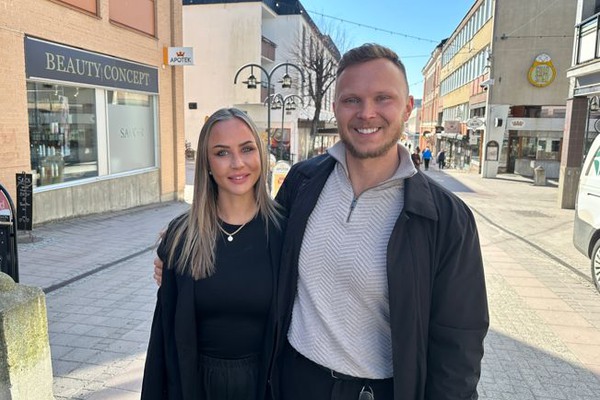 ett par står på en gågata