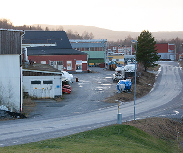 en väg genom ett mindre industriområde