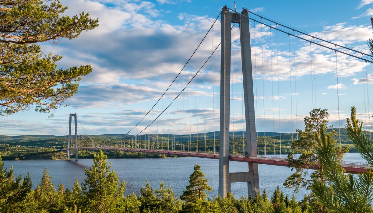 en stor hängbro över en älv