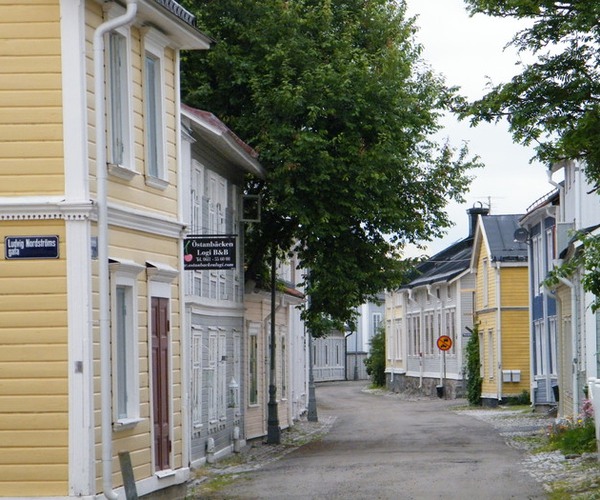 en smal gata med gamla hus