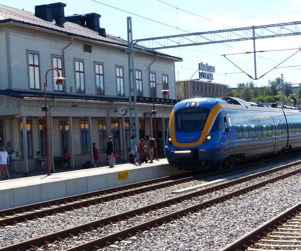 ett tåg står inne vid en station