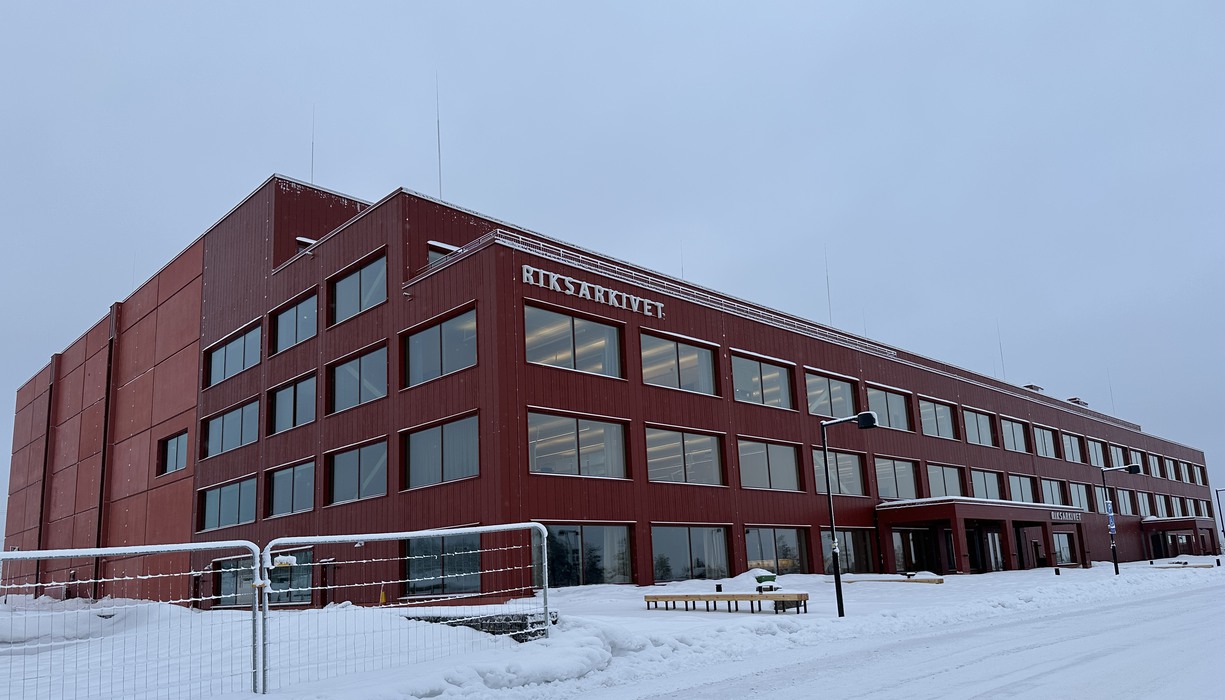 en stor röd byggnad