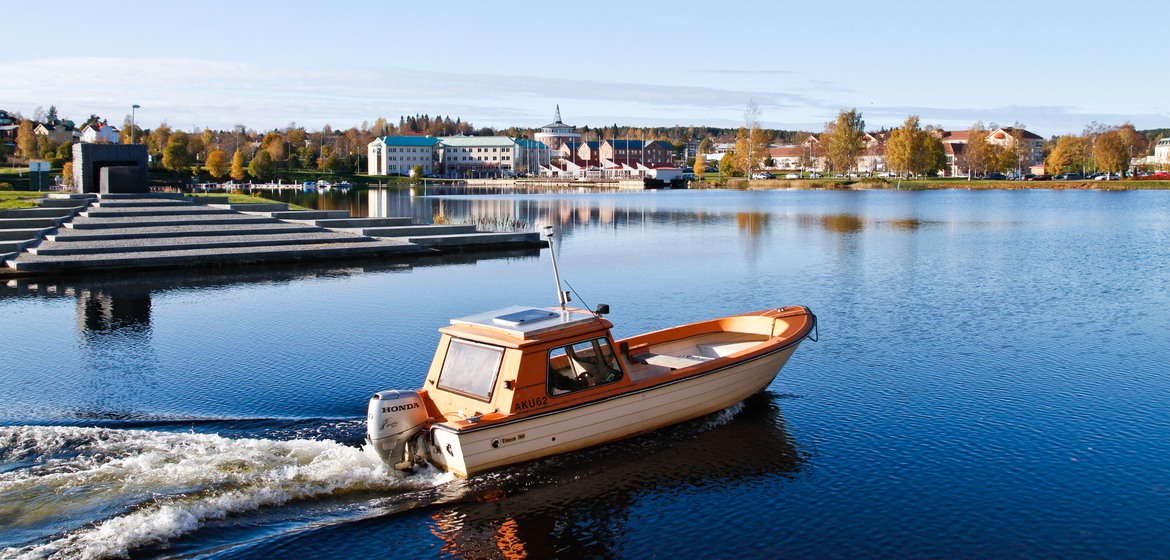 En båt på väg in i Nattviken i centrala Härnösand.