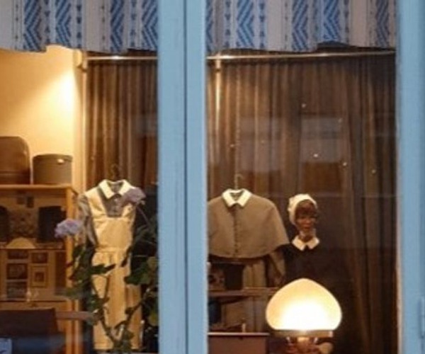 Inblick från utomhus på Vårsta museums kollektion av kläder.