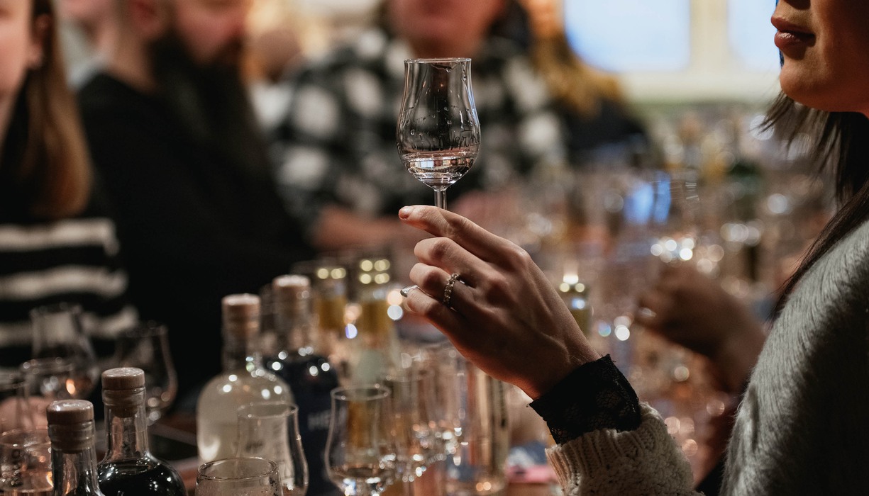 En kvinna med ett glas gin.