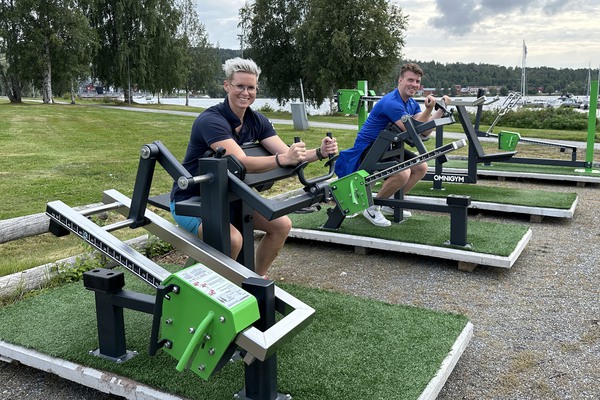 två personer tränar på ett utegym