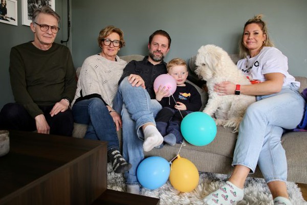 fem personer och en hund sitter i en soffa