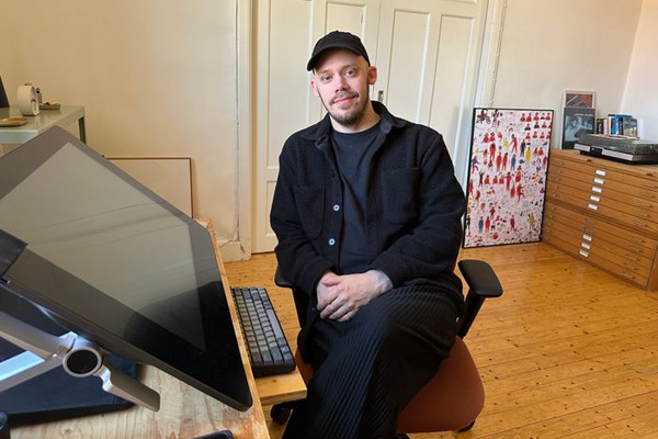 en man sitter vid ett skrivbord