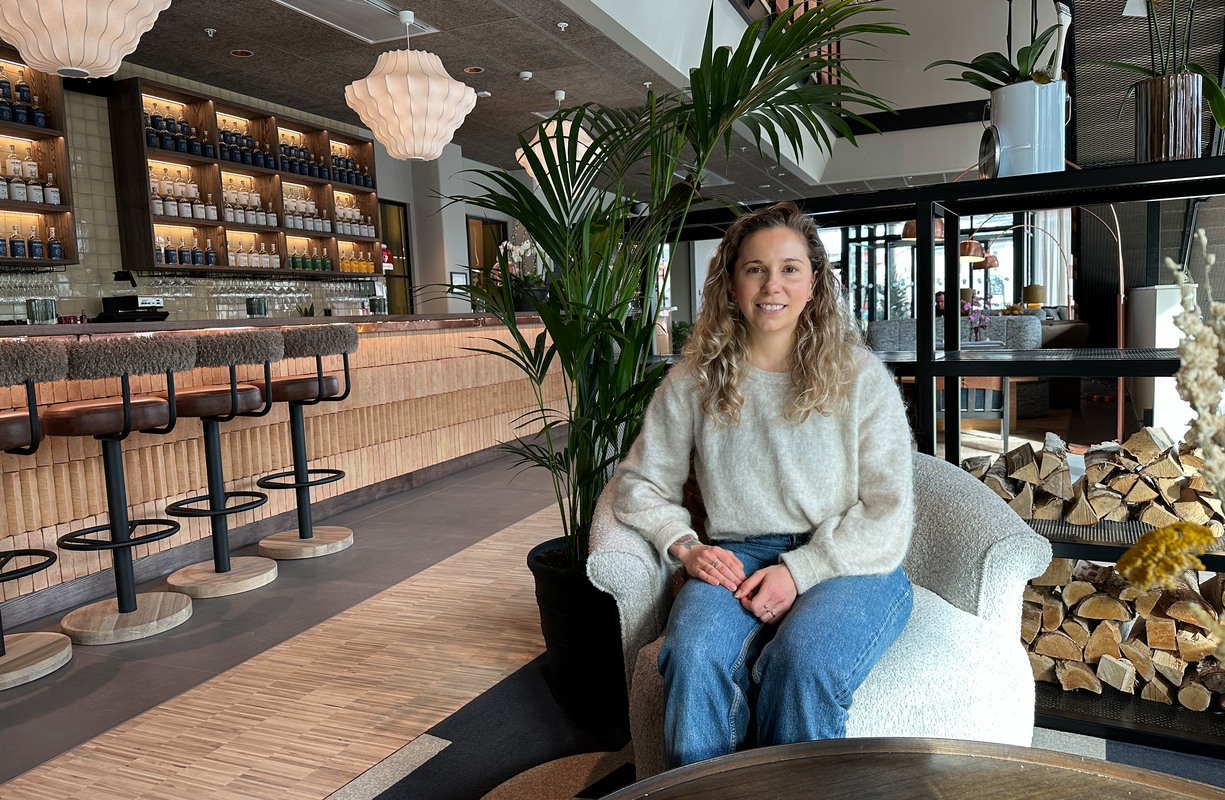 en kvinna sitter i en hotell-lobby