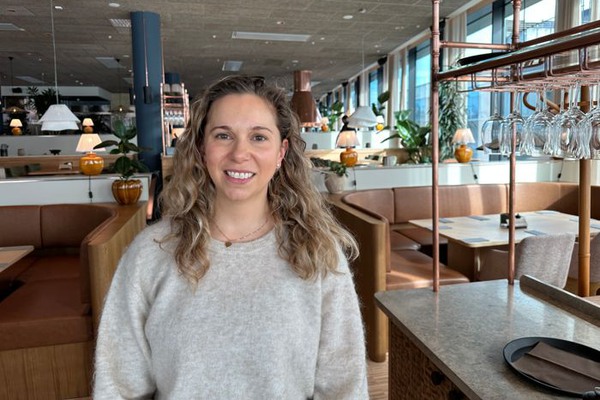 en kvinna står i en restaurangmiljö