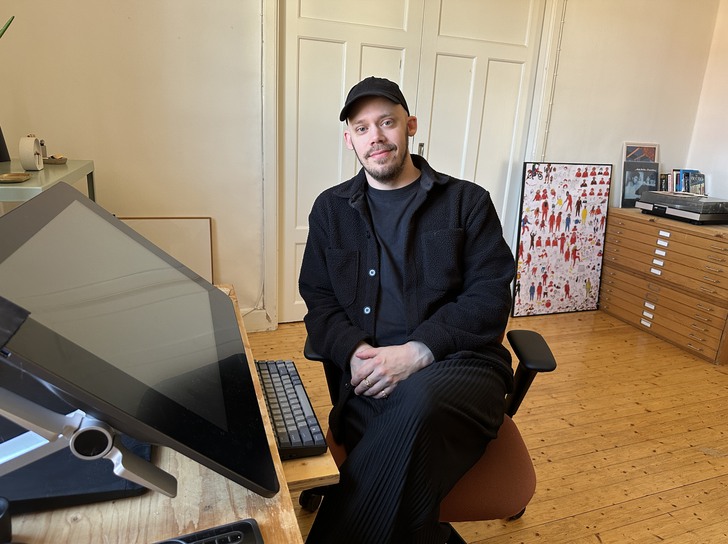 en man sitter vid ett skrivbord