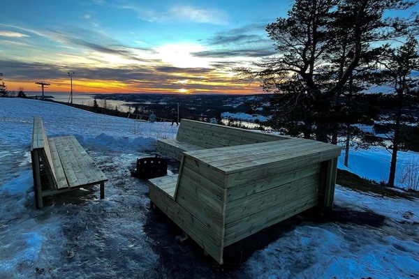 en grillplats med bänkar med utsikt över havet