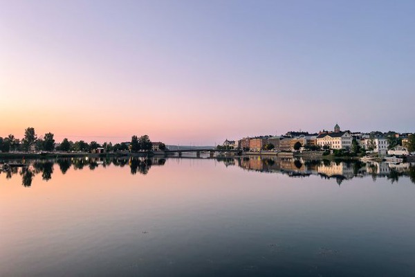 vy över stad vid vattnet i gryningsljus