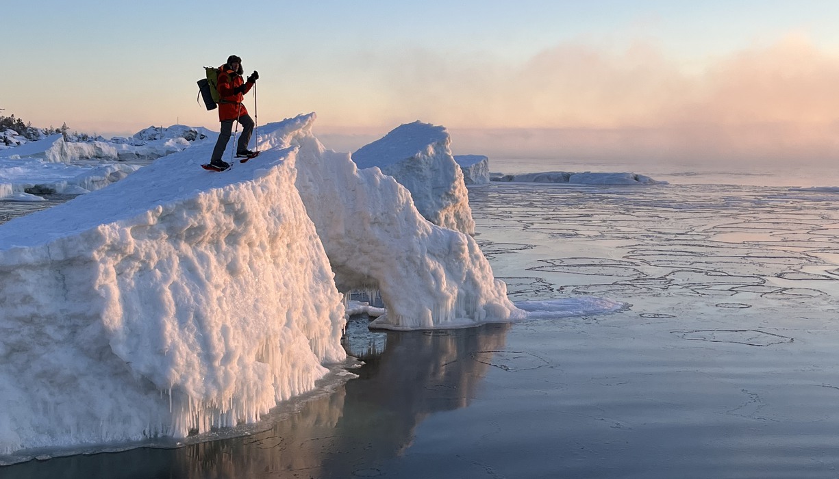 Snöskovandring i Sjöviken med vacker utsikt över det frusna havet.