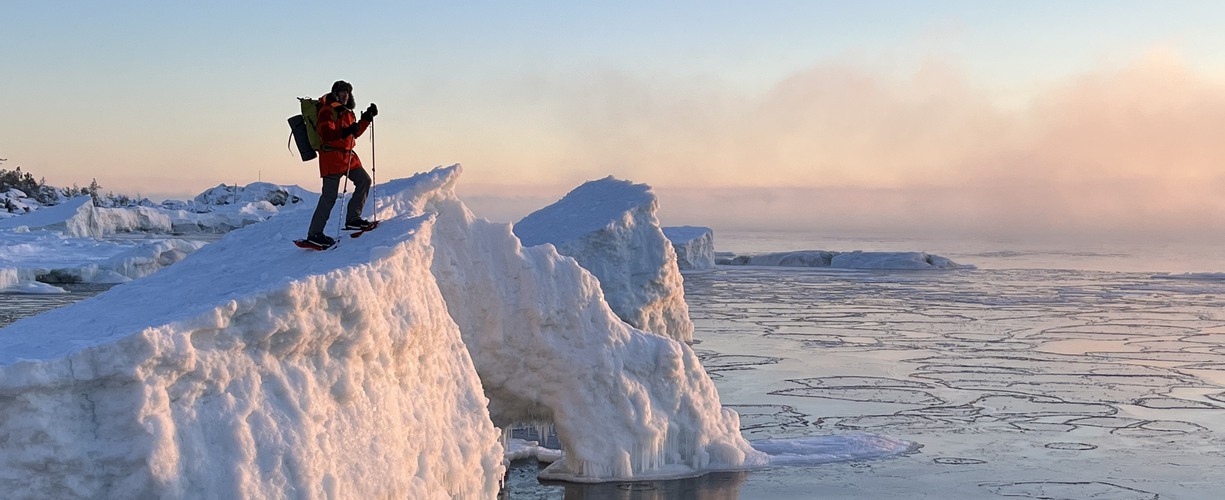 Snöskovandring i Sjöviken med vacker utsikt över det frusna havet.