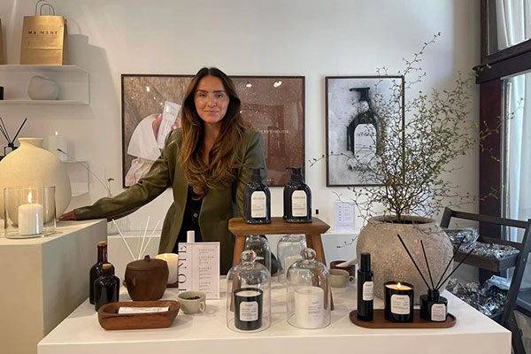 en kvinna står bakom en disk i en butik