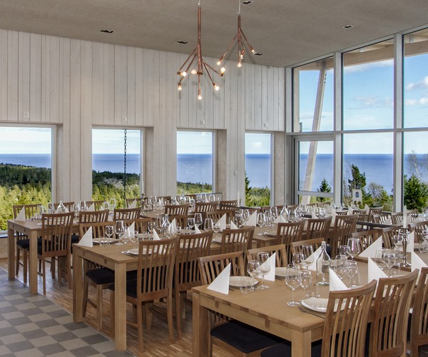dukade bord i en restaurang med utsikt över havet