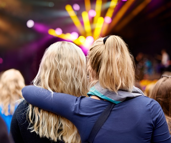 Två tjejer i publikhavet på konsert.