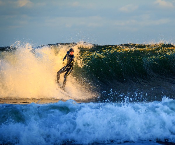 en person surfar på en stor våg