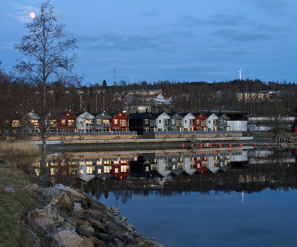 en radhuslänga vid vattnet