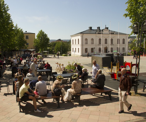 ett torg med många människor