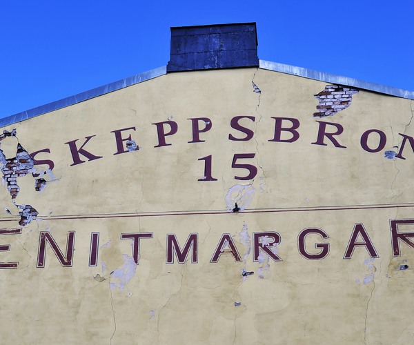 En husfasad där det står skeppsbron 15 och zenitmargarin