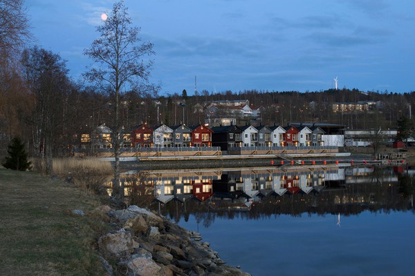 ett bostadsområde vid vatten