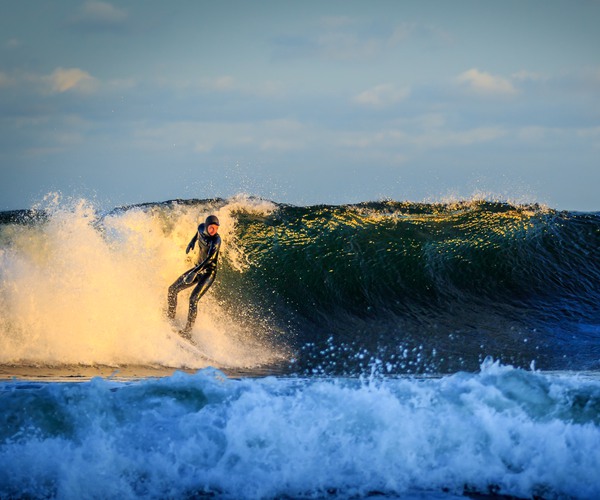 en person surfar på en stor våg